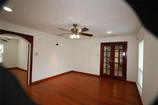 458 Woodrail Drive, Webster, TX 77598