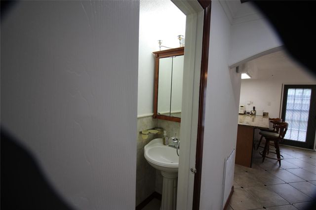 458 Woodrail Drive, Webster, TX 77598