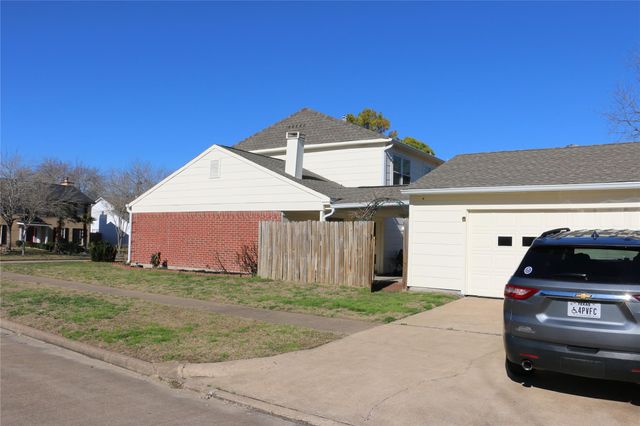 458 Woodrail Drive, Webster, TX 77598
