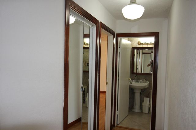 458 Woodrail Drive, Webster, TX 77598