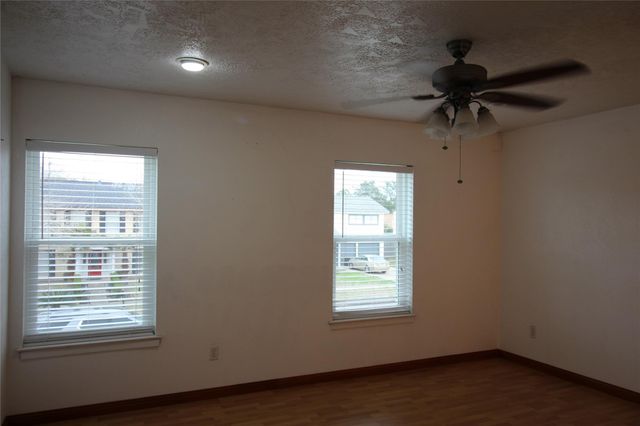 458 Woodrail Drive, Webster, TX 77598