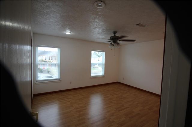 458 Woodrail Drive, Webster, TX 77598