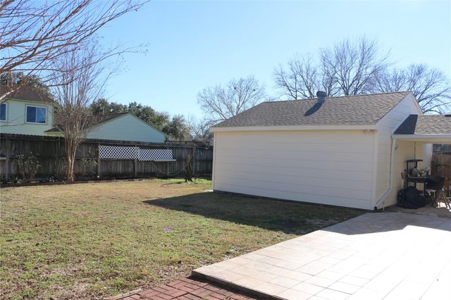 458 Woodrail Drive, Webster, TX 77598