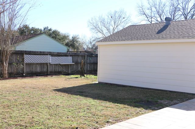 458 Woodrail Drive, Webster, TX 77598