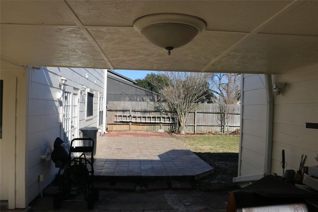 458 Woodrail Drive, Webster, TX 77598