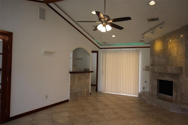 458 Woodrail Drive, Webster, TX 77598