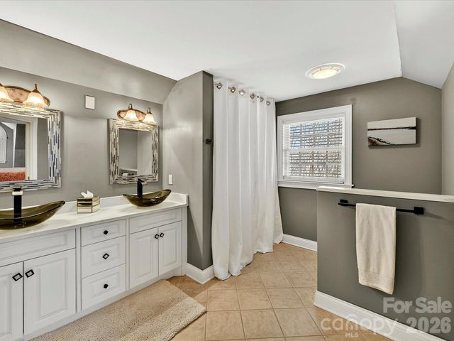 1779 8th Street Drive NW, Hickory, NC 28601