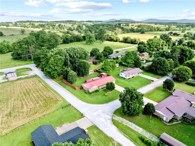 89 Creekview Road, Harrison, AR 72601