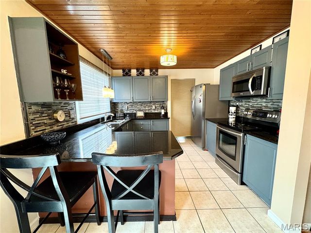 15446 Grantley Drive, Chesterfield, MO 63017