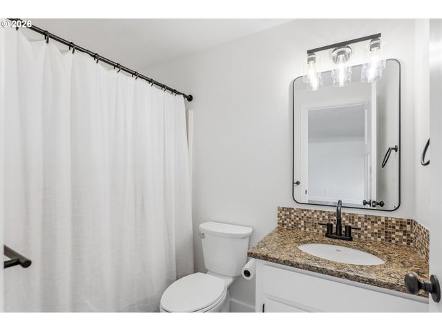 1020 Se FIR GROVE Loop, Hillsboro, OR 97123