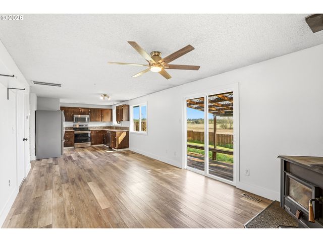 1020 Se FIR GROVE Loop, Hillsboro, OR 97123