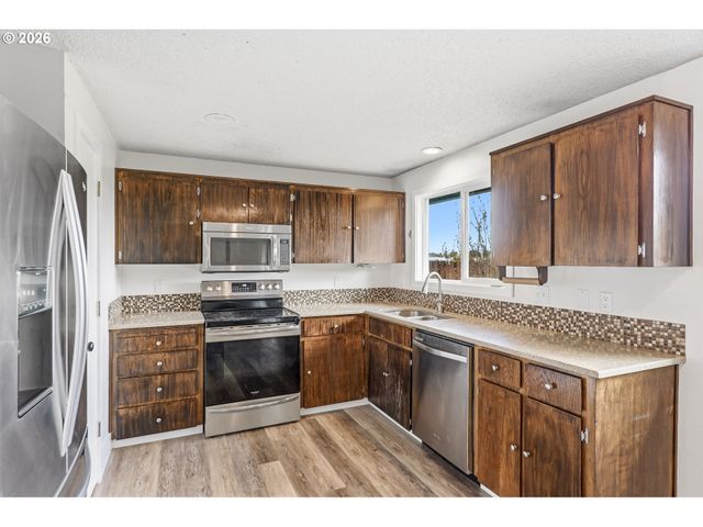 1020 Se FIR GROVE Loop, Hillsboro, OR 97123