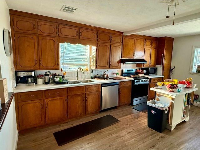 700 E Wallisville Road, Highlands, TX 77562