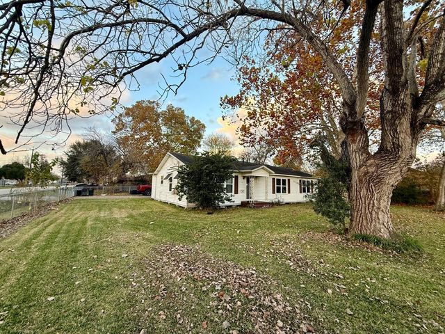 700 E Wallisville Road, Highlands, TX 77562