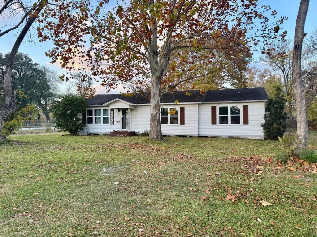 700 E Wallisville Road, Highlands, TX 77562