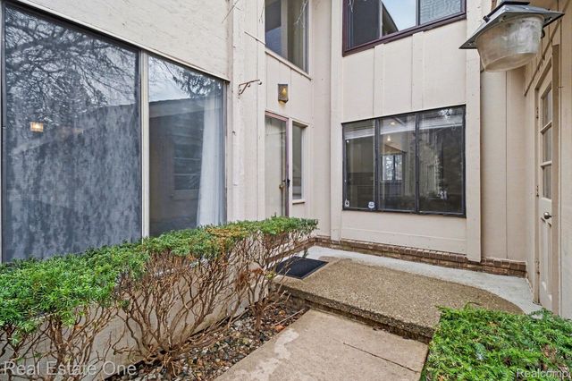 7329 Creek View Circle, West Bloomfield Charter Township, MI 48322