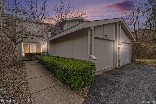 7329 Creek View Circle, West Bloomfield Charter Township, MI 48322