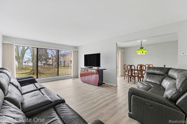 7329 Creek View Circle, West Bloomfield Charter Township, MI 48322