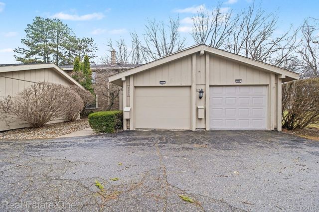 7329 Creek View Circle, West Bloomfield Charter Township, MI 48322