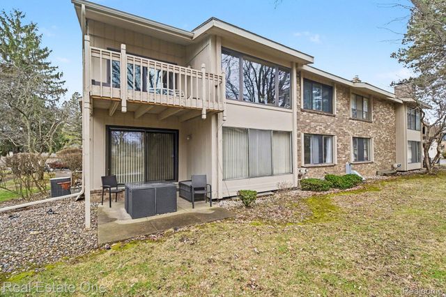 7329 Creek View Circle, West Bloomfield Charter Township, MI 48322