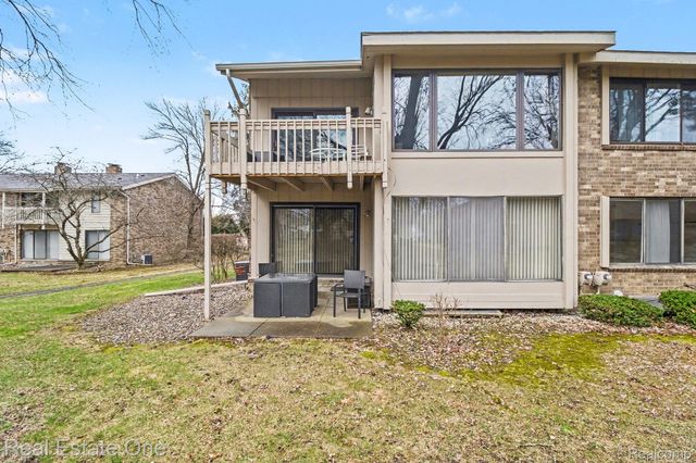 7329 Creek View Circle, West Bloomfield Charter Township, MI 48322