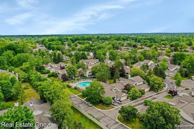 7329 Creek View Circle, West Bloomfield Charter Township, MI 48322