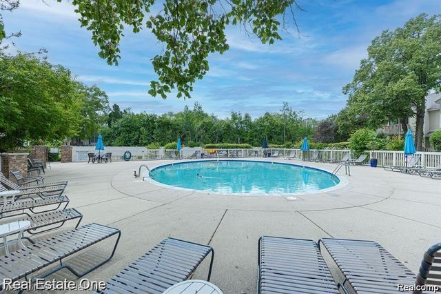 7329 Creek View Circle, West Bloomfield Charter Township, MI 48322