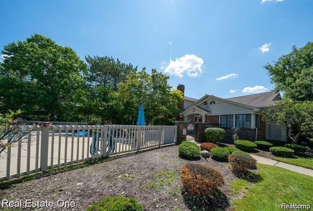 7329 Creek View Circle, West Bloomfield Charter Township, MI 48322