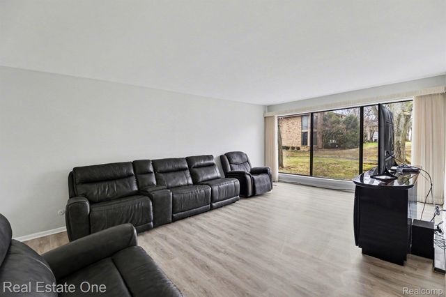 7329 Creek View Circle, West Bloomfield Charter Township, MI 48322