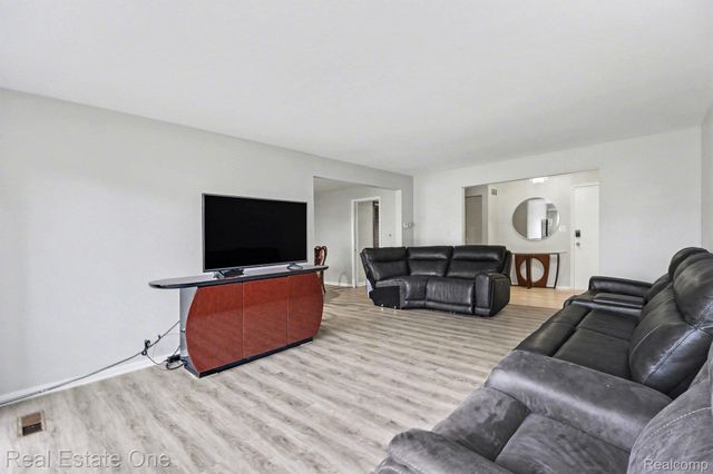 7329 Creek View Circle, West Bloomfield Charter Township, MI 48322