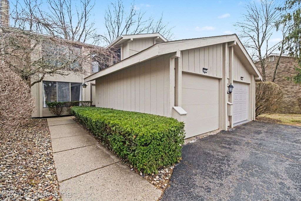 7329 Creek View Circle, West Bloomfield Charter Township, MI 48322
