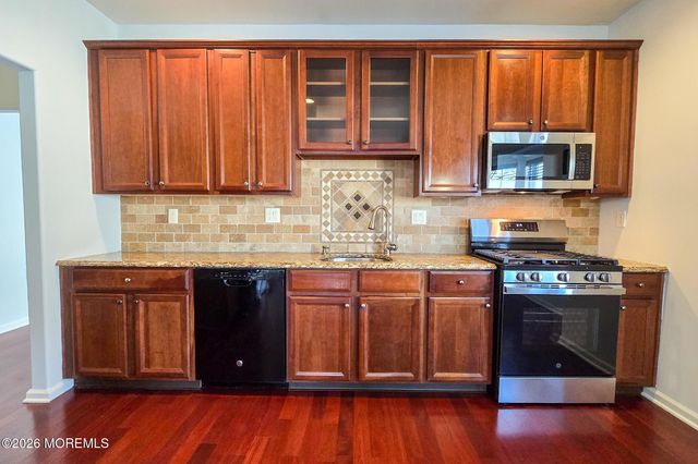 42 Kensington Road, Manchester, NJ 08759