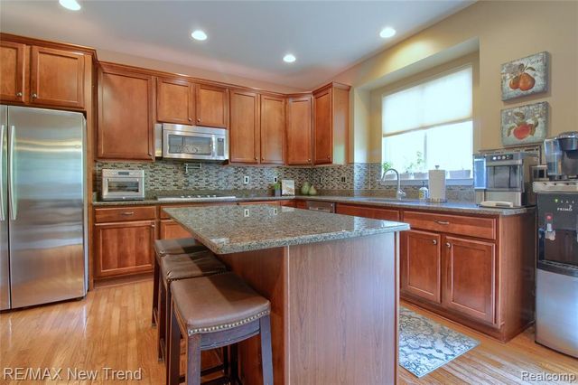 59318 Peters Barn Drive, South Lyon, MI 48178