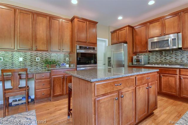 59318 Peters Barn Drive, South Lyon, MI 48178