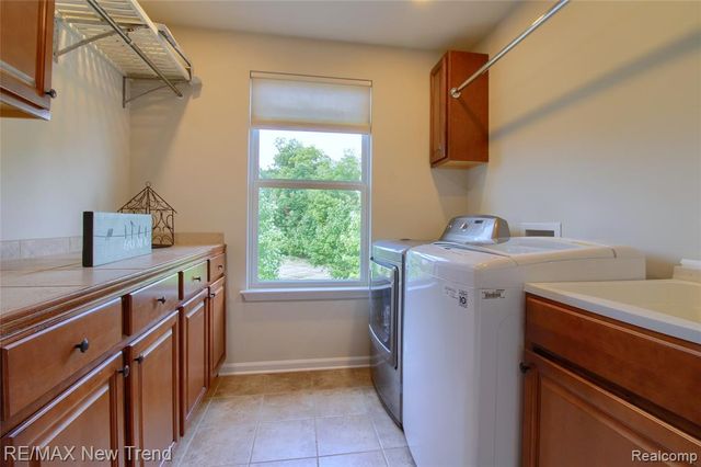 59318 Peters Barn Drive, South Lyon, MI 48178