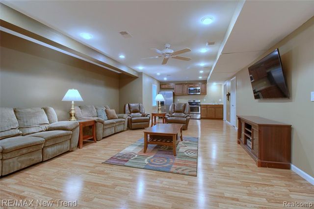 59318 Peters Barn Drive, South Lyon, MI 48178