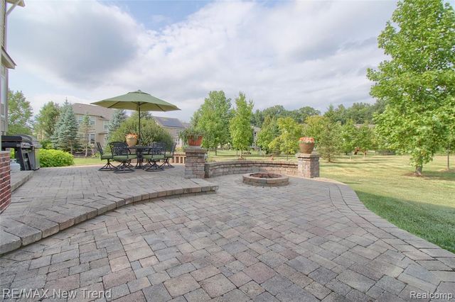59318 Peters Barn Drive, South Lyon, MI 48178