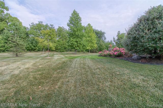 59318 Peters Barn Drive, South Lyon, MI 48178