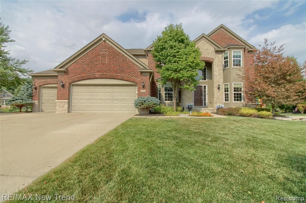 59318 Peters Barn Drive, South Lyon, MI 48178