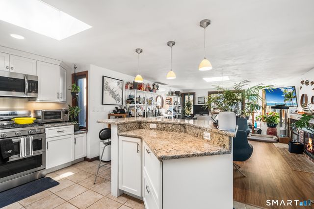 6 Shore Road, Waterford, CT 06385