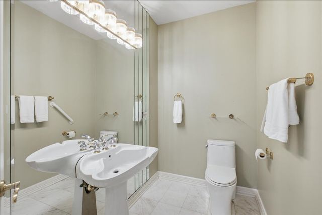 34 Robin Hood Ranch, Oak Brook, IL 60523