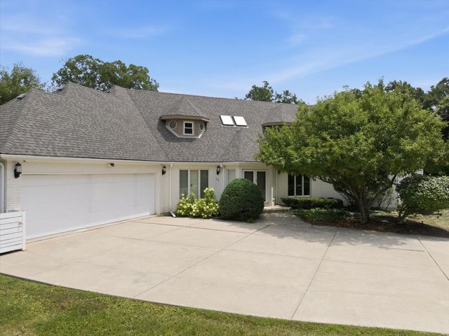 34 Robin Hood Ranch, Oak Brook, IL 60523