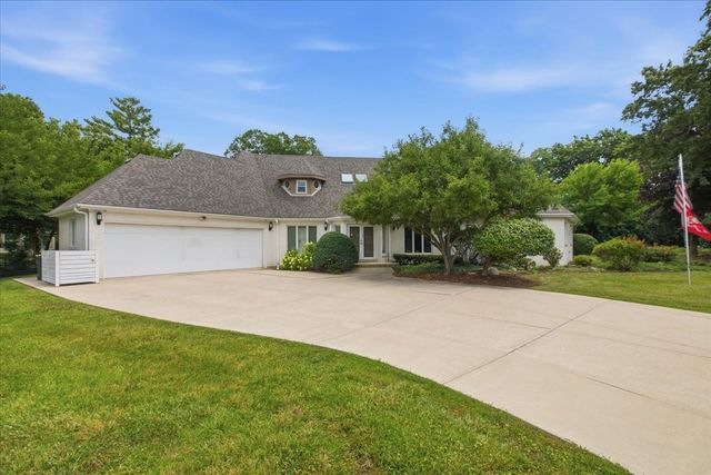 34 Robin Hood Ranch, Oak Brook, IL 60523