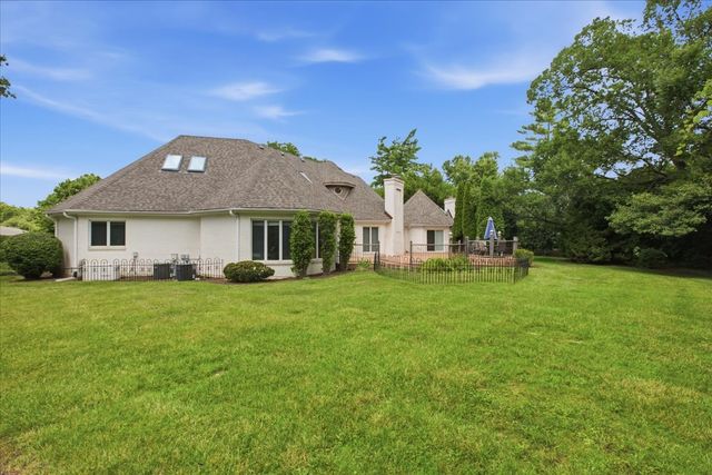 34 Robin Hood Ranch, Oak Brook, IL 60523