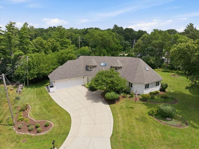 34 Robin Hood Ranch, Oak Brook, IL 60523