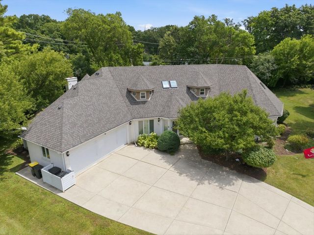 34 Robin Hood Ranch, Oak Brook, IL 60523