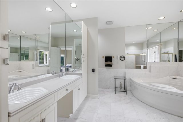 34 Robin Hood Ranch, Oak Brook, IL 60523