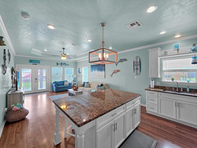 979 Palmridge Drive, Crystal Beach, TX 77650