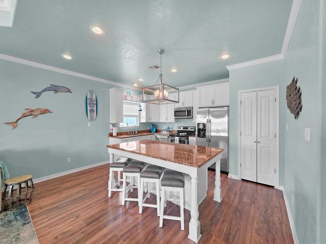 979 Palmridge Drive, Crystal Beach, TX 77650