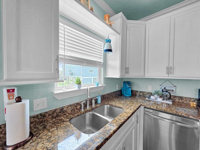 979 Palmridge Drive, Crystal Beach, TX 77650